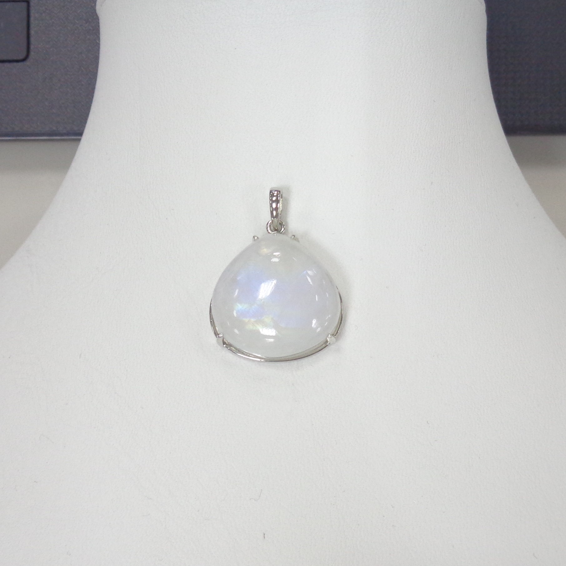 Серебряная подвеска с лунным камнем